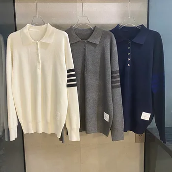 Корейская версия стиля TB College Осенью и зимой 2023 года выглядит расслабленной и ленивой. Рубашка с длинными рукавами, свитер-поло с лацканами.
